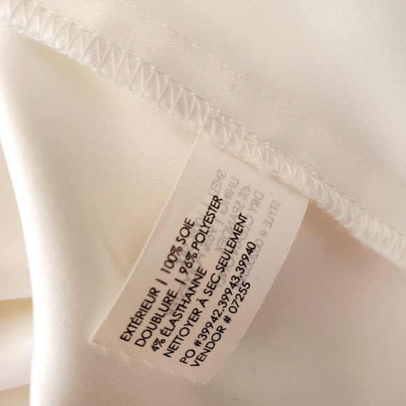 Elegant White Sleeveless Dress with Black Accents - Picture 8 of 10